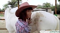 Cowgirl amador quente e sexy montando pau para ganhar dinheiro em um sexo ao ar livre