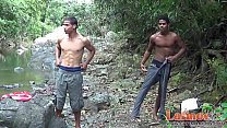 Jovens latinos transando na floresta e no rio