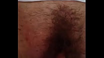 Masturbiert die haarige Muschi