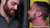 Closeup ação de sexo gay com dois caras bonitões