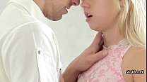 Молодая пара молодых неопытных занимается отличным сексом