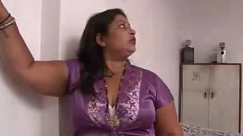 Индийская дама трахает странного мужчину в своем доме