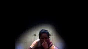Femme de ménage tamoule dans la salle de bain