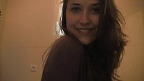 Garota francesa sexy no banheiro faz um strip tease para você