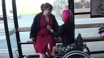 Leah Caprice e sua amante lésbica piscando em uma parada de ônibus