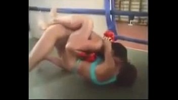 Match de lutte de bikini de belles femmes russes étouffant sideheadlock de lutte féminine