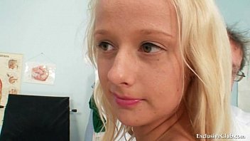 Examen vaginal d'une jolie blonde sexy