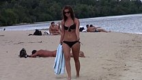 Este adolescente nudista fica nu em uma praia pública