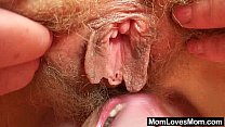 Une mère amateur mal rasée se fait caresser par une dame blonde perverse