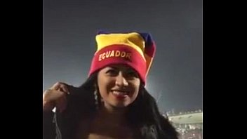 Garota equatoriana mostrando os peitos em um jogo de futebol
