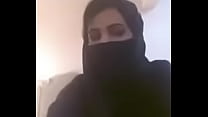 Arabisches Mädchen, das Brüste auf Webcam zeigt