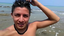 Nudo colombiano in Ecuador Beach