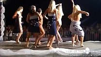 Femmes faisant la fête nue sur scène