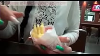 Девушка ест публичный камшот на картофель фри