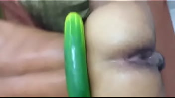 pepino gigante en el culo de su novio