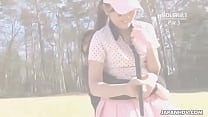 Una ragazza asiatica si spoglia sul campo da golf
