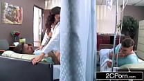 infirmière aux gros seins en chaleur baise ses deux patients