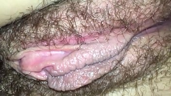 hermosa milf peludo coño masturbándose - casero primer plano