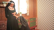 レズビアンタッチで一緒に祈る2人のセクシーなカトリック修道女
