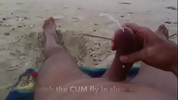 Sega di cazzo curvo e sperma sulla spiaggia nudista