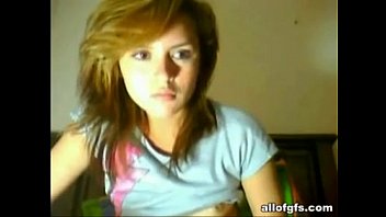 une jeune fille de 18 ans se masturbe pour une webcam plus sur porncamxcom
