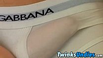 Sexy Twink Cristian wichst sich beim Baden in Unterwäsche