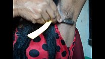 Mädchen, das Achselhöhlenhaar durch gerades Rasiermesser rasiert