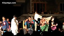 Public desi Telugu natukatti con randis locales desnudos en el escenario
