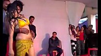 ステージで踊る熱いインドの女の子