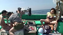 Troie asiatiche scopate su una barca da pesca