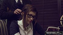TEENFIDELITY - Cutie Alaina Dawson è stata sborrata sulla scrivania dell'insegnante