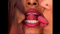 Sexo a três de garotas indianas sexy com áudio hindi