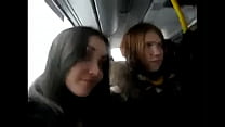 Русские девушки флиртуют с незнакомцем-эксгибиционистом в автобусе