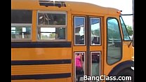Un chauffeur d'autobus scolaire baise une jeune fille