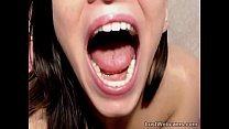 Morena caliente se masturba en la webcam