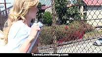 TeensloveMoney- Stranded Blonde (Crissy Kay) rinuncia alla figa per soldi