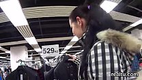 Поразительная чешская цыпочка соблазнена в торговом центре и оттрахана в видео от первого лица