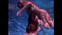 ¡Dos hermosas lesbianas hacen el amor bajo el agua!