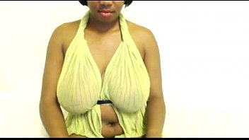 Chica de ébano con pechos enormes se burla de la audiencia en la webcam - más videos en dslwebcam.com