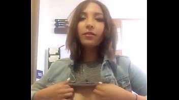 Secretaria caliente mostrando sus pechos en la webcam