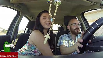 Lei succhia il cazzo mentre sta guidando la macchina