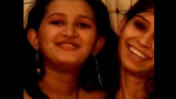 アマチュアインドのレズビアンデジはストラップオンで不潔なセックスをしています