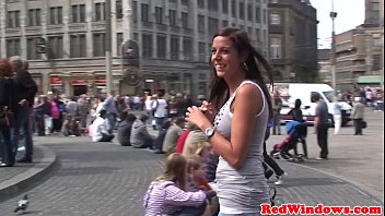 Миниатюрную голландскую проститутку долбит в киску турист