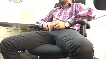 オフィスで点滅する大きなペニスを自慰行為するインド人の男。MOV