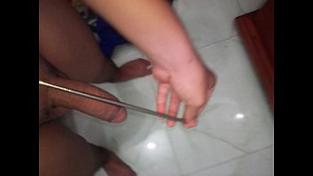 Вьетнамские мальчики используют палочки для еды, чтобы продырявить флейту
