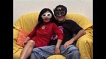 Privates Paar mit Maske hat Sex vor der Kamera