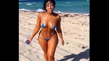 Sexy Latina En Mini Bikini Sur La Plage