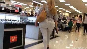 Candid - Latina Milf in weißen Jeans schlendert die Mall entlang