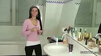 Sorellastra tedesca colta in bagno e aiuta con la mano