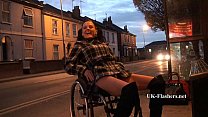 Leah Caprice светит обнаженной в Челтенхэме из своей инвалидной коляски